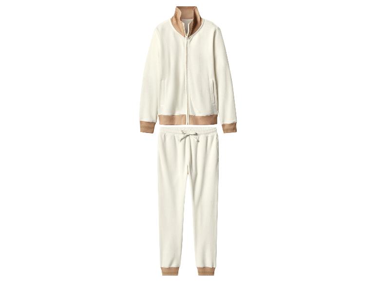 Crèmekleurig trainingspak met ritsjack en bijpassende joggingbroek.