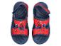 Paar kindersandalen met een rode Spider-Man-print en blauwe bandjes.