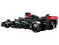Zwarte LEGO Formule 1-racewagen met Petronas- en Ineos-logo's.