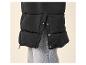 Zwart gewatteerd vest met drukknopen en rits, gecombineerd met jeans.