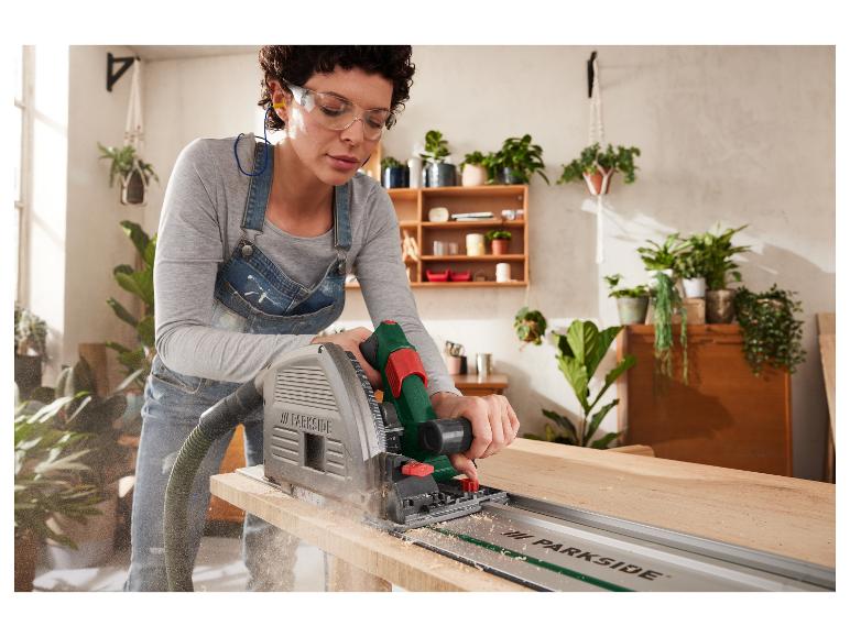 Een vrouw gebruikt een Parkside cirkelzaag om hout te bewerken.