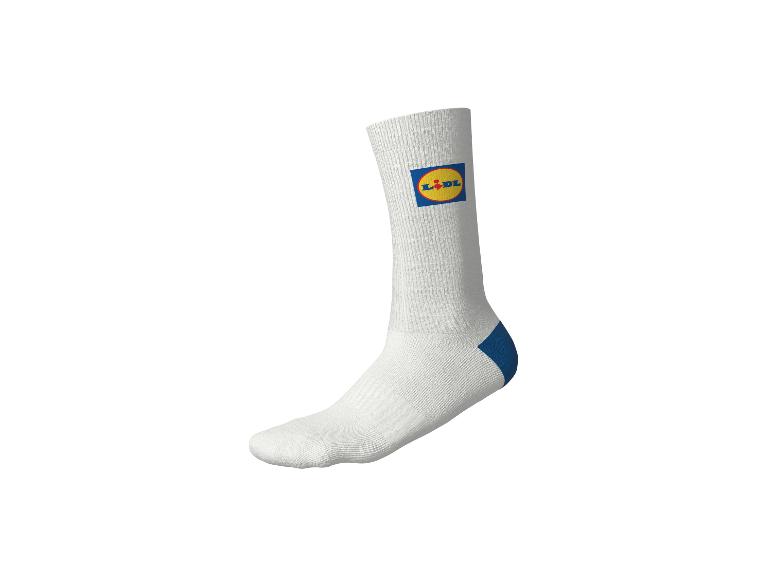 Witte sok met blauwe hiel en logo.