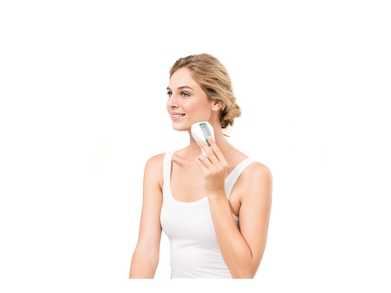 Jonge vrouw gebruikt een gezichtsverzorgingsapparaat.