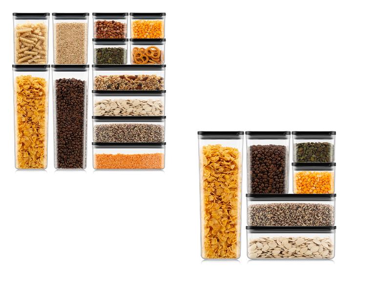 Transparante containers met droge etenswaren, waaronder pasta, ontbijtgranen en koffie.