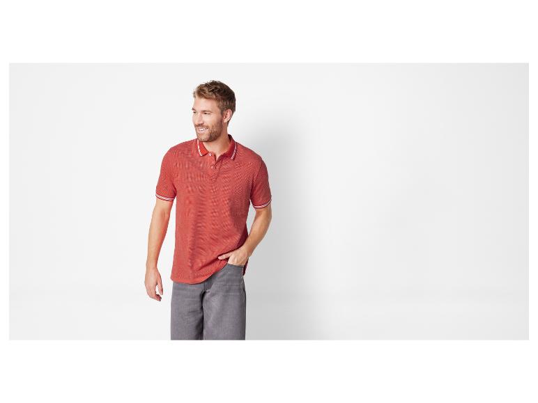 Rode polo en grijze broek voor heren.