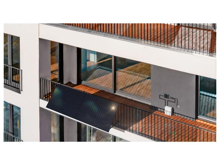Modern balkon met zonnepanelen en houten terras.