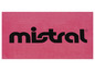 Een roze handdoek met het Mistral-logo.