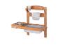 Houten modderkeuken met gootsteen, kookplaat en waterdispenser.