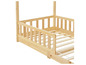 Een houten bed met spijlen voor kinderen.