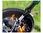 Een elektrische aansteker wordt gebruikt om houtskool in een barbecue aan te steken.