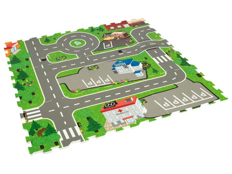 Een speelmat met een ziekenhuis, een politiebureau en een brandweerkazerne.