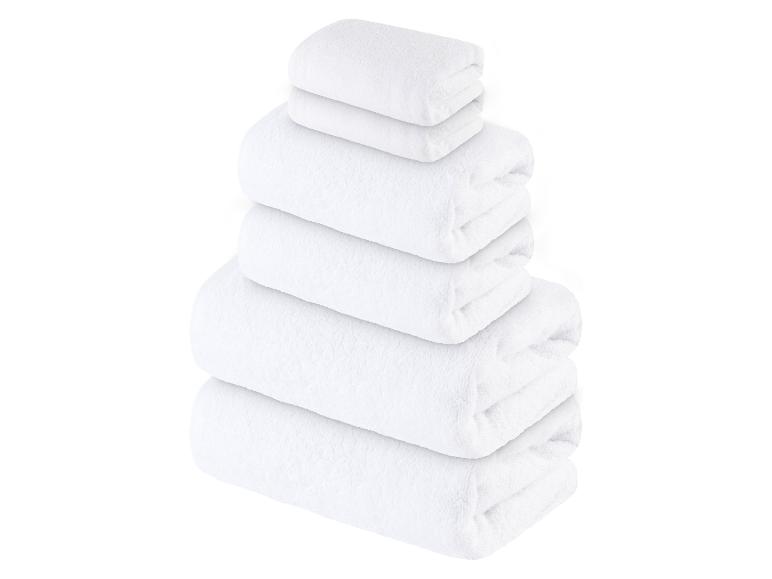 Stapel witte handdoeken.