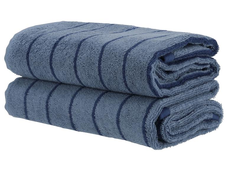 Twee blauwe handdoeken met strepen op elkaar gestapeld.