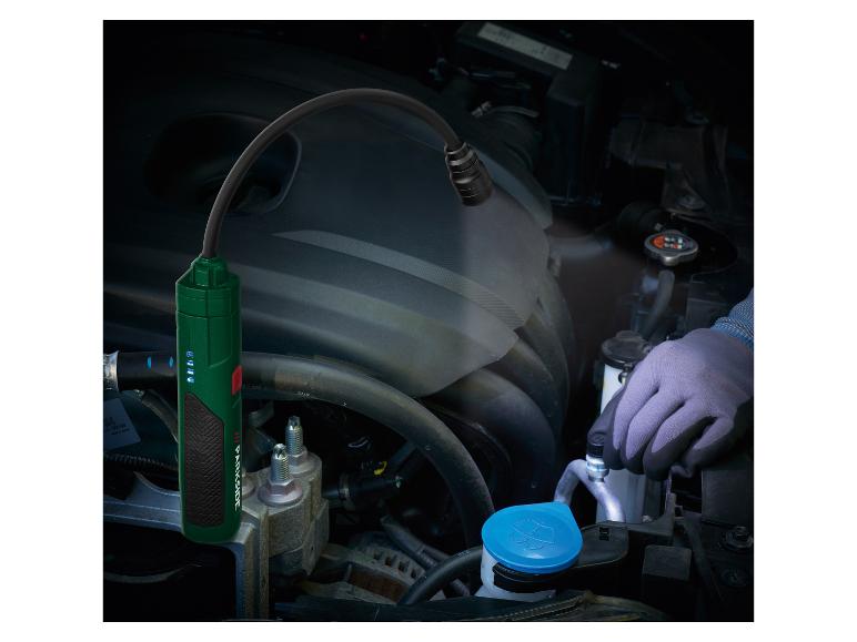 Auto-inspectie met Parkside zaklamp en ruitensproeier vloeistof.