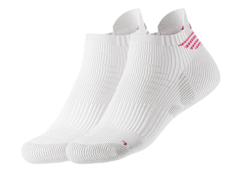 Twee paar korte witte sokken met patroon.