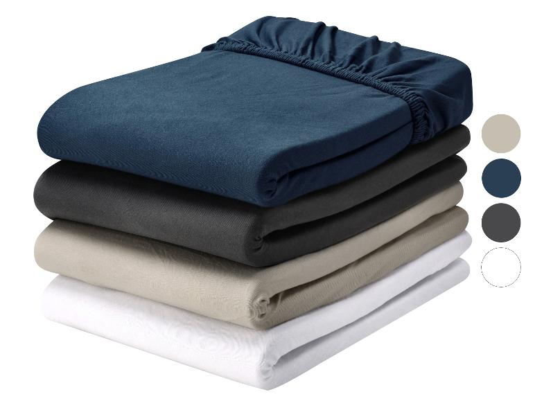 Gevouwen hoeslakens in diverse kleuren, met kleurstalen.