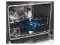 Blauwe gietijzeren braadpan in een open oven op een rooster