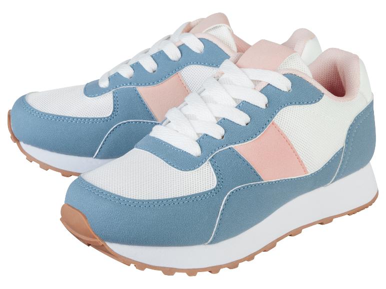 Twee paar pastelblauw en lichtroze sneakers.