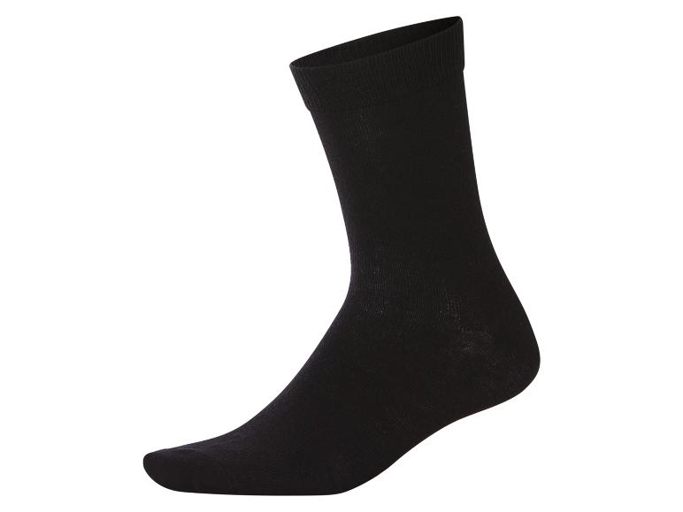 Enkele zwarte sok op witte achtergrond.