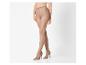 Vrouw in huidkleurige panty en beige hoge hakken.