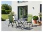 Tuinmeubelset met twee groene stoelen en een tafel op een terras.