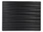 Zwarte, rechthoekige mat met horizontale groeven.