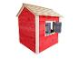 Rood houten speelhuisje met beige dak en grijze luiken