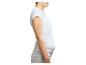 Vrouw in wit T-shirt en lichte jeans, zijwaarts, op een witte achtergrond.