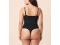 Vrouw van achteren in zwarte bodysuit met string.