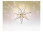 Een witte kerstster met gouden randen en kleine sterren, hangend tegen een wazige achtergrond.