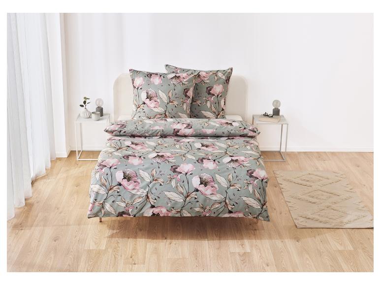 Beddengoed en kussenslopen met bloemenprint, roze en groene tinten.