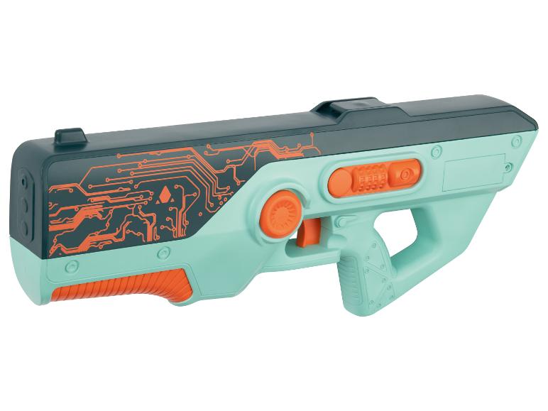 Turquoise en oranje speelgoedwaterpistool met een printplaatpatroon.