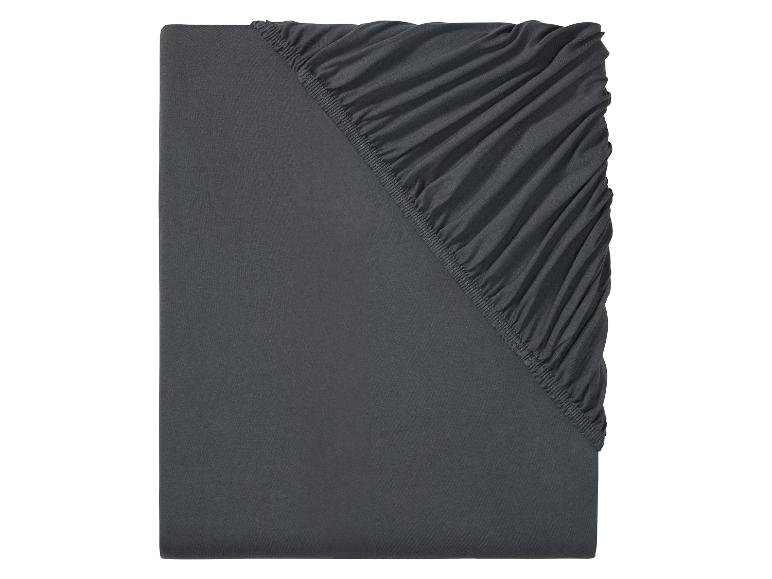 Donkergrijze hoeslaken en vlak laken.