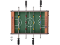 Bovenaanzicht van een houten mini-tafelvoetbalspel met twee ballen
