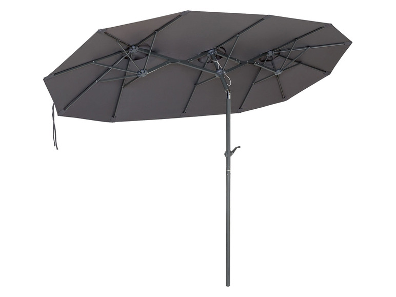 Een grijze parasol met een rechthoekige kap en een draaibaar mechanisme.