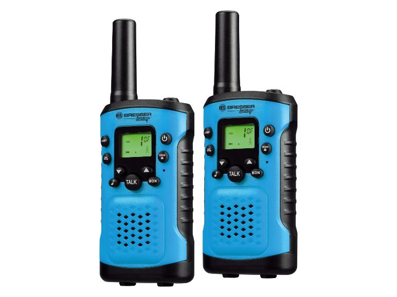 Twee blauwe kinderwalkietalkies met zwarte accenten en een scherm dat VOX, kanaal en batterijniveau toont.