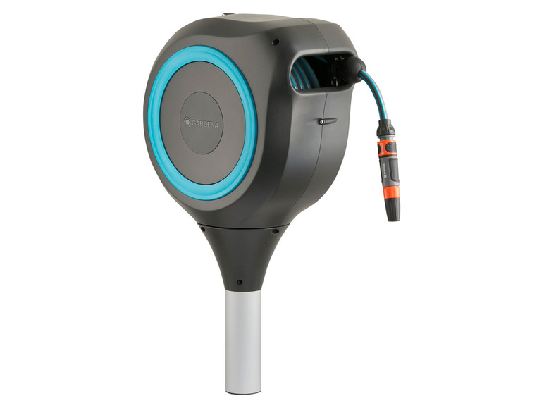 Een Gardena tuinslangrol met een sproeikop.