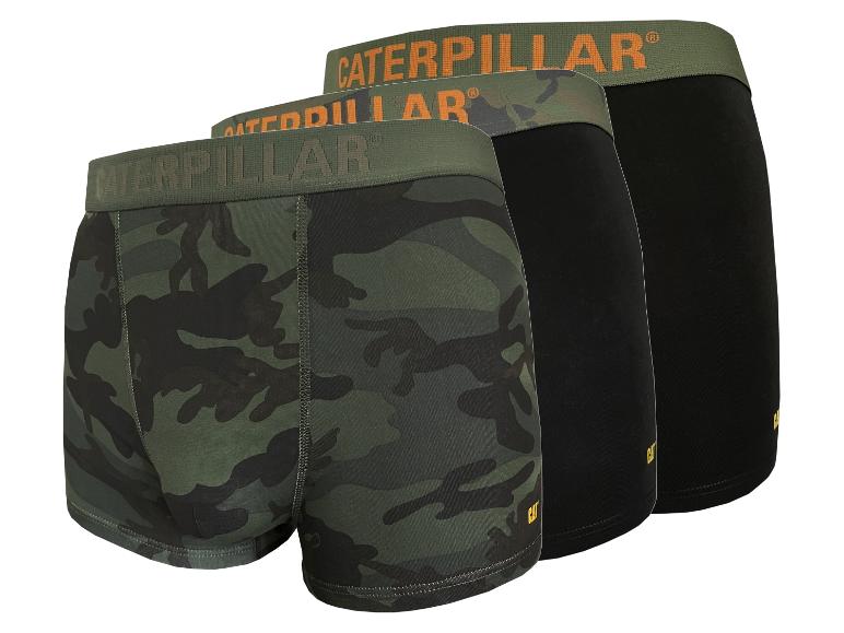 Drie herenboxershorts: één camouflage, twee zwarte, met groene taillebanden met tekst.