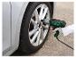 Persoon gebruikt een elektrische slagmoersleutel om een autoband te verwisselen.