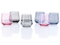Zes glazen in roze, grijs en blauw, geschikt voor water of wijn.