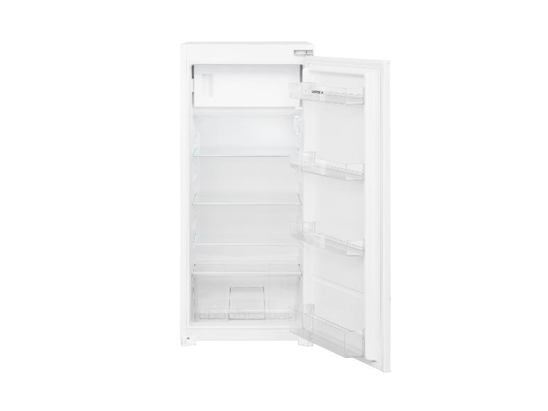 Open witte koelkast met transparante planken en deurvakken.
