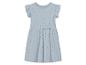 Lichtblauw meisjesjurkje met stippen, korte geplooide mouwen.