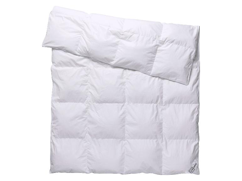 Wit dekbed en kussen met Livarno-logo