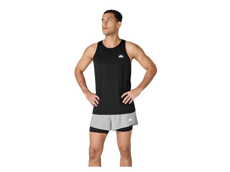Man in zwart mouwloos shirt en grijze sportshorts.