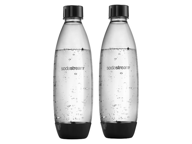 Twee transparante SodaStream flessen, gevuld met koolzuurhoudend water, met zwarte bases.