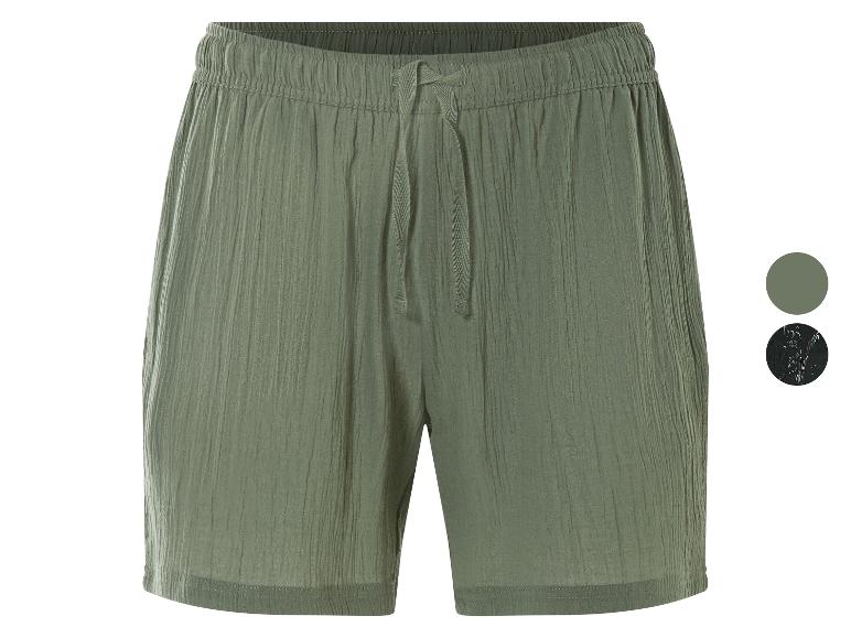 Olijfgroene shorts van stof, casual stijl.