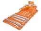 Oranje opblaasbaar matras met rugleuning en hoofdsteun.