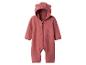 Roze wollen baby jumpsuit met capuchon en oren.