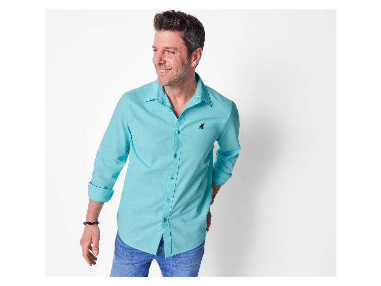 Een man in een lichtblauw Horsefeathers overhemd.