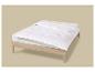 Houten bed met wit matras, dekbed en kussen.
